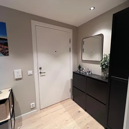 Modern, Big Balcony, Fully Equipped, Free Parking, In Family Friendly Area Leilighet